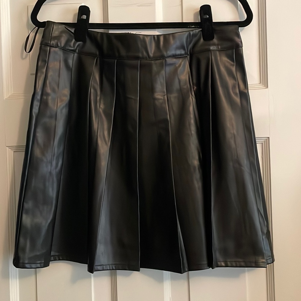 FAUX LEATHER PLEATED SKIRT